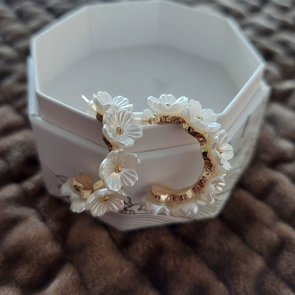 Elegant Floral Gold and White Earrings - Picture 1 of 2